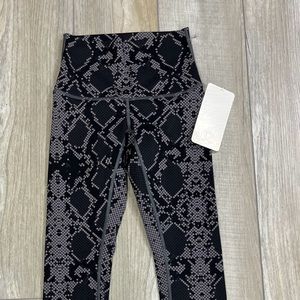 Lululemon Leggings Wunder Under Pant Hi Rise NWT Size 4 Black Gray Geometric
